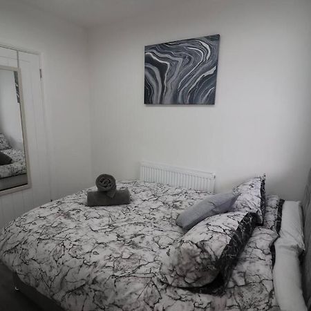 Cosy Two Bedroom First Floor Apartment เบอร์มิงแฮม ภายนอก รูปภาพ