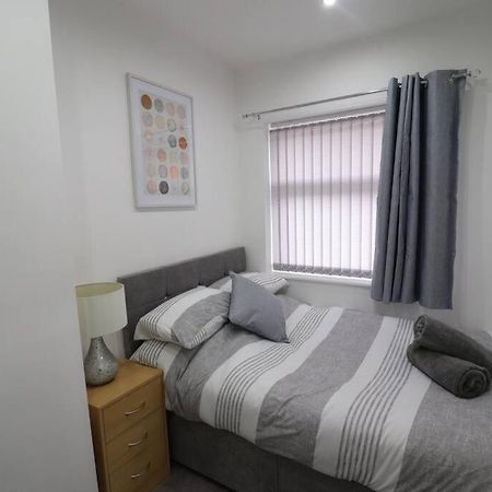 Cosy Two Bedroom First Floor Apartment เบอร์มิงแฮม ภายนอก รูปภาพ