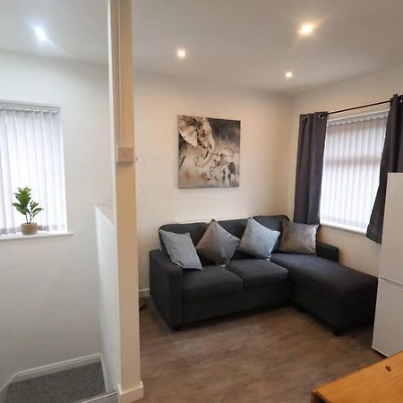 Cosy Two Bedroom First Floor Apartment เบอร์มิงแฮม ภายนอก รูปภาพ