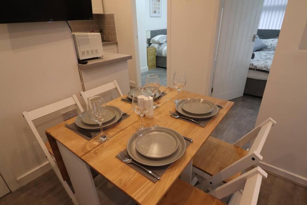 Cosy Two Bedroom First Floor Apartment เบอร์มิงแฮม ภายนอก รูปภาพ