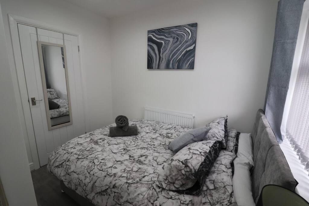 Cosy Two Bedroom First Floor Apartment เบอร์มิงแฮม ภายนอก รูปภาพ