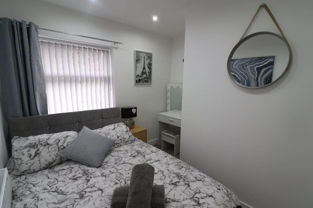 Cosy Two Bedroom First Floor Apartment เบอร์มิงแฮม ภายนอก รูปภาพ