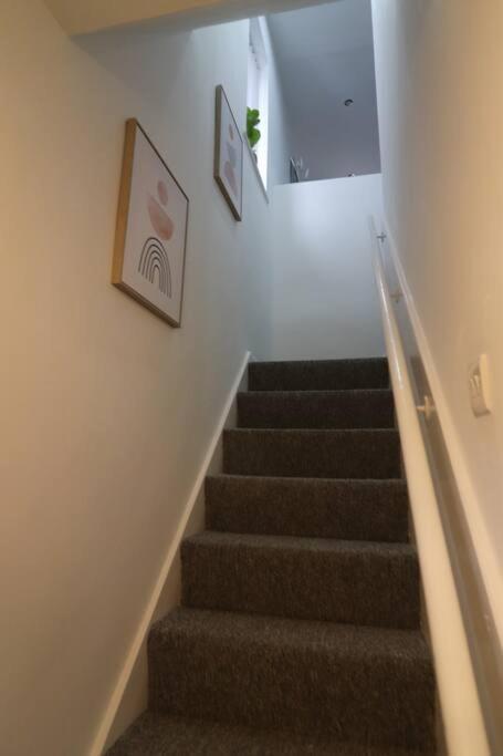 Cosy Two Bedroom First Floor Apartment เบอร์มิงแฮม ภายนอก รูปภาพ