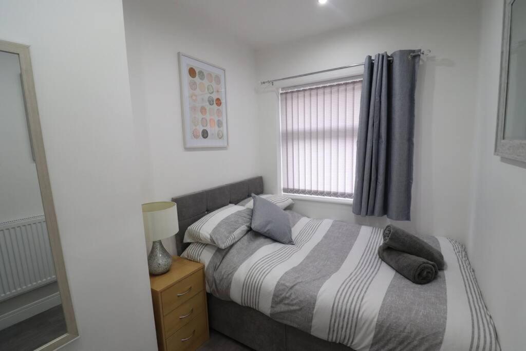 Cosy Two Bedroom First Floor Apartment เบอร์มิงแฮม ภายนอก รูปภาพ